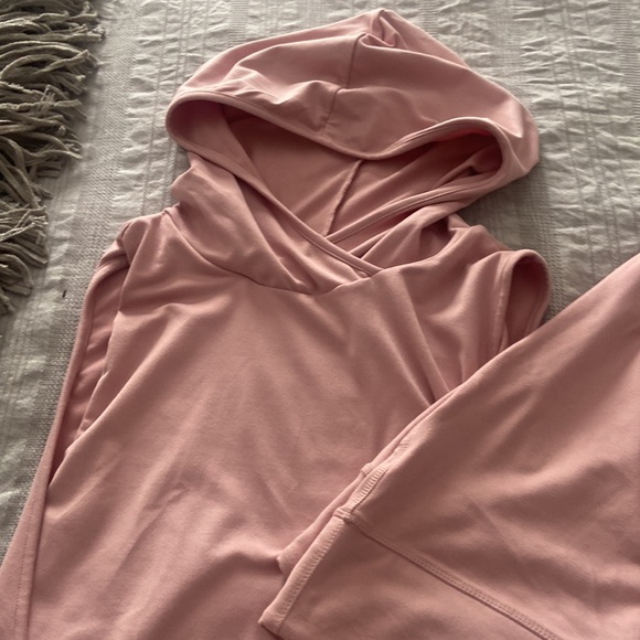 Kittenish by Jessie James Decker workout outfit - Picture 4 of 5